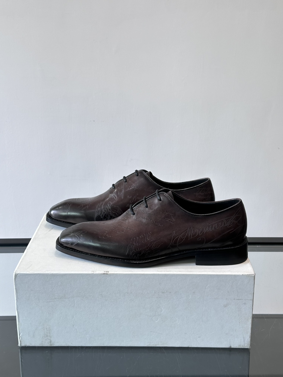 🖤Bur布鲁提这款男士商务皮鞋。真皮材质，质感细腻又耐用。经典系带+尖头，商务正式场合超适合！真皮大底，