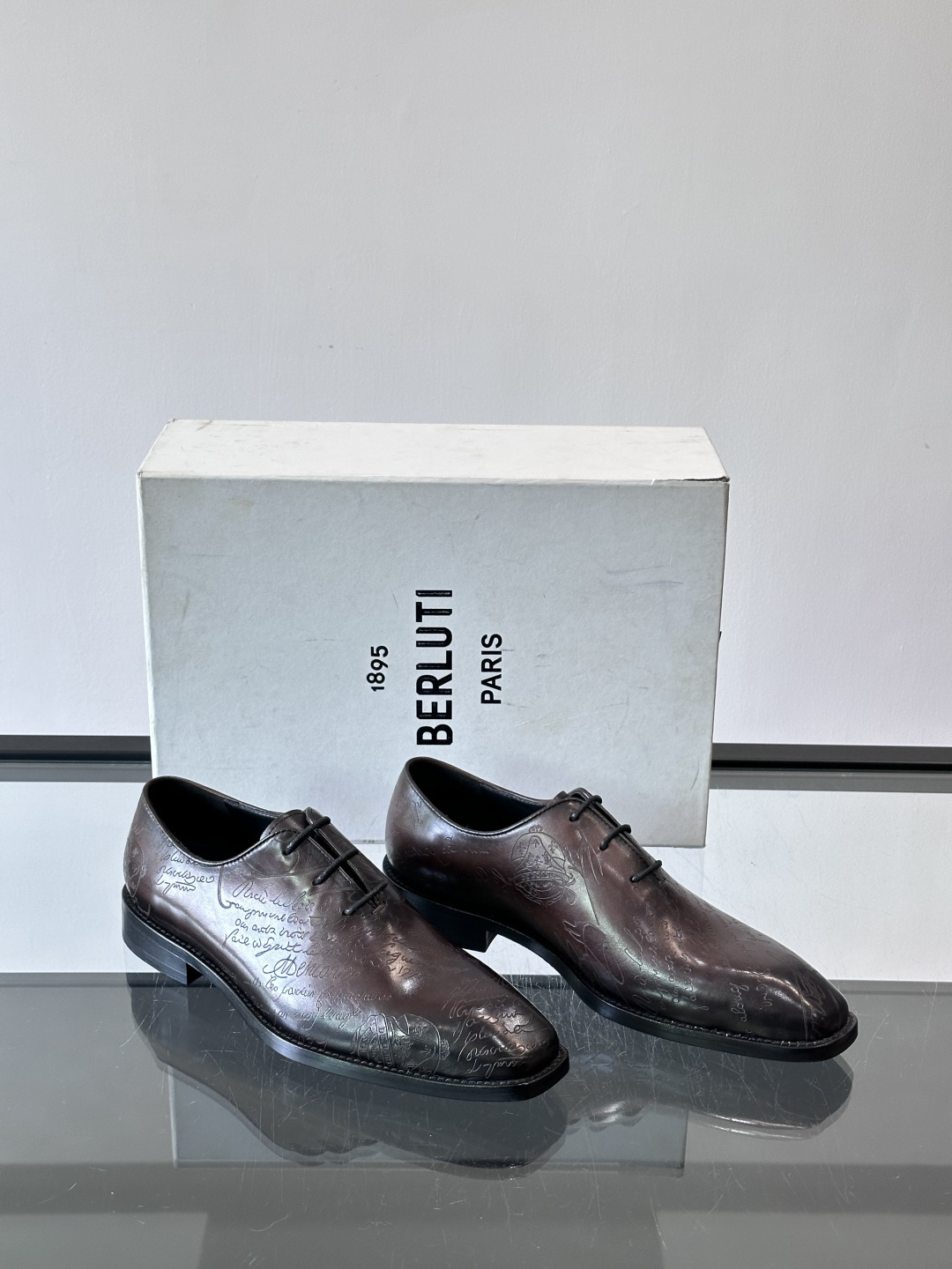 🖤Bur布鲁提这款男士商务皮鞋。真皮材质，质感细腻又耐用。经典系带+尖头，商务正式场合超适合！真皮大底，