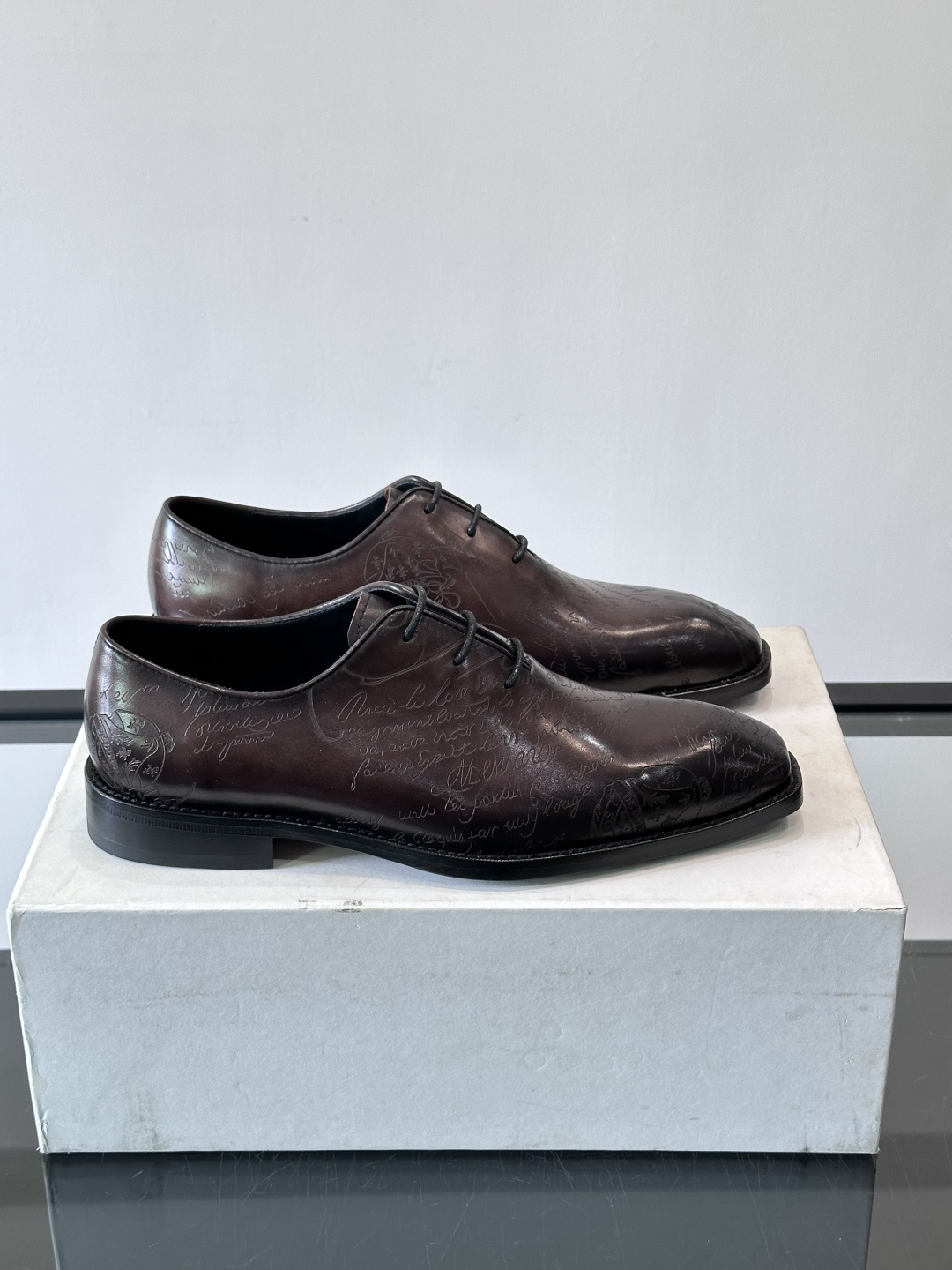 🖤Bur布鲁提这款男士商务皮鞋。真皮材质，质感细腻又耐用。经典系带+尖头，商务正式场合超适合！真皮大底，