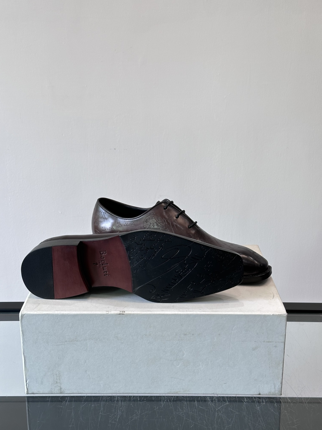 🖤Bur布鲁提这款男士商务皮鞋。真皮材质，质感细腻又耐用。经典系带+尖头，商务正式场合超适合！真皮大底，