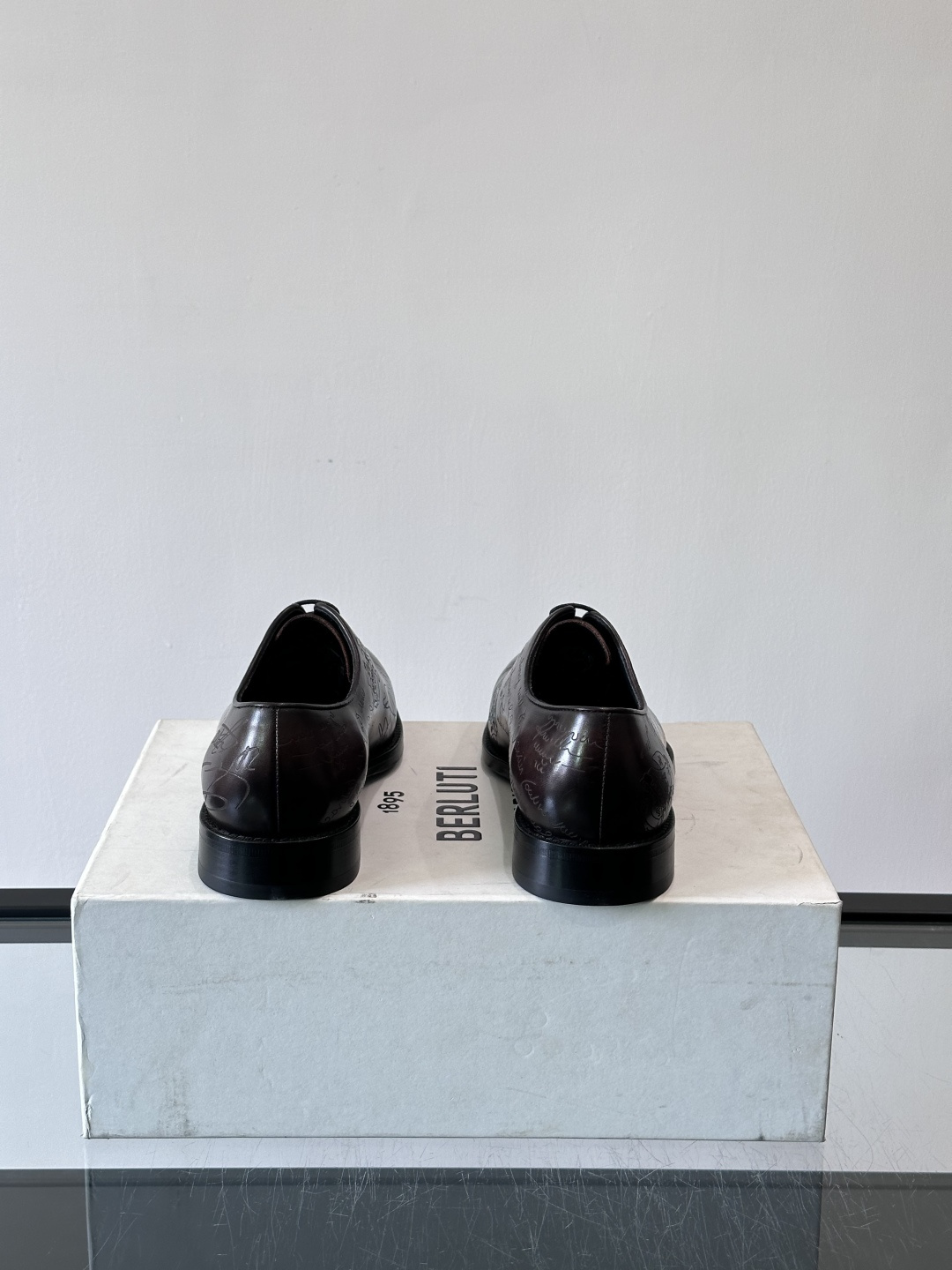 🖤Bur布鲁提这款男士商务皮鞋。真皮材质，质感细腻又耐用。经典系带+尖头，商务正式场合超适合！真皮大底，