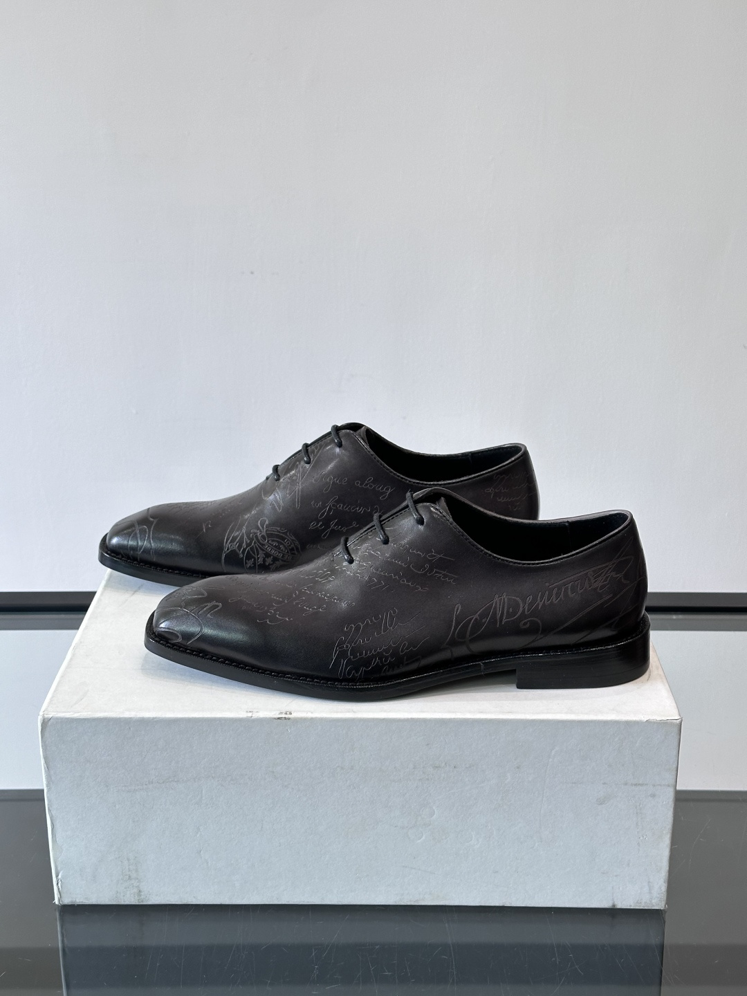 🖤Bur布鲁提这款男士商务皮鞋。真皮材质，质感细腻又耐用。经典系带+尖头，商务正式场合超适合！真皮大底，