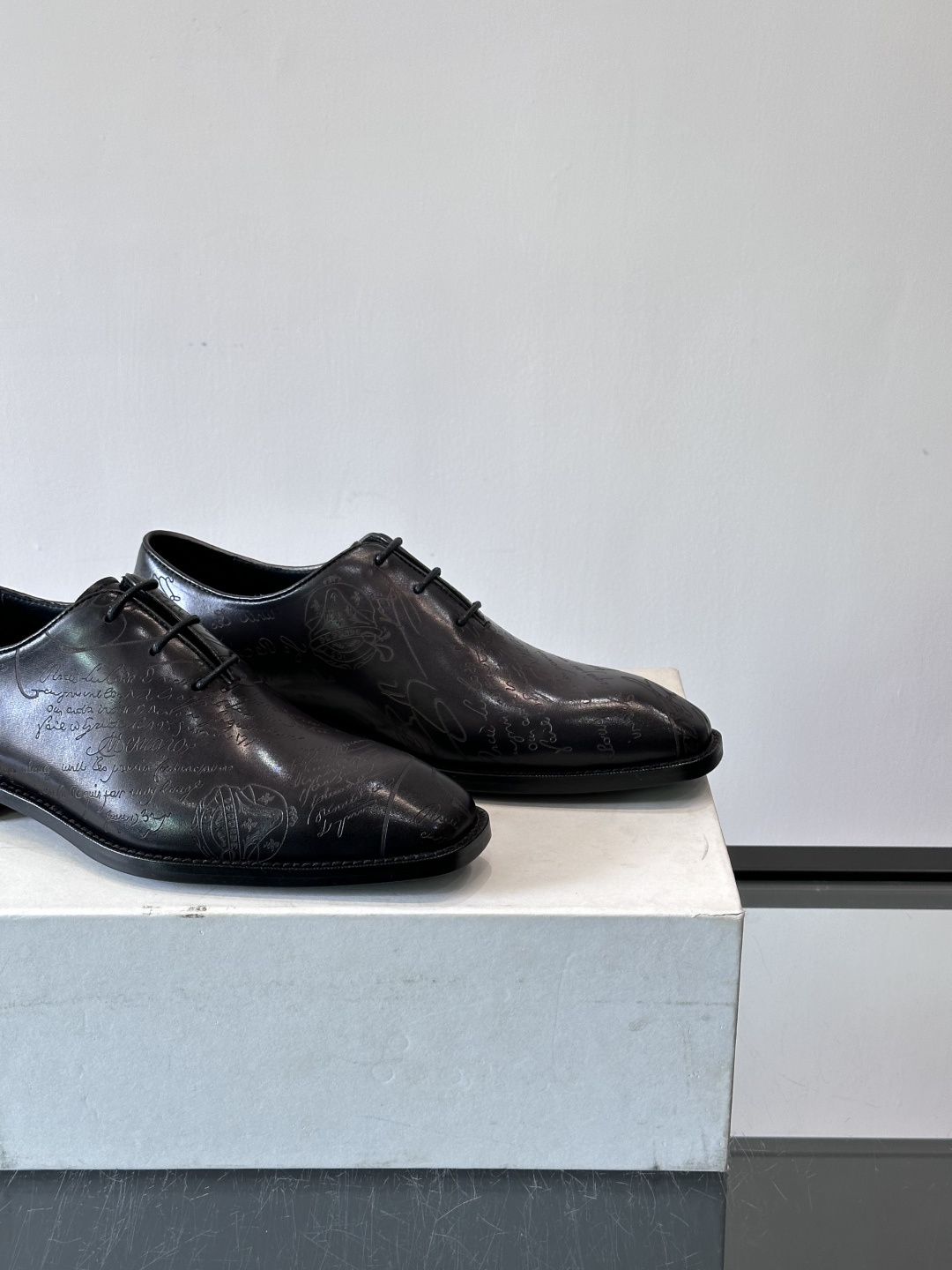 🖤Bur布鲁提这款男士商务皮鞋。真皮材质，质感细腻又耐用。经典系带+尖头，商务正式场合超适合！真皮大底，