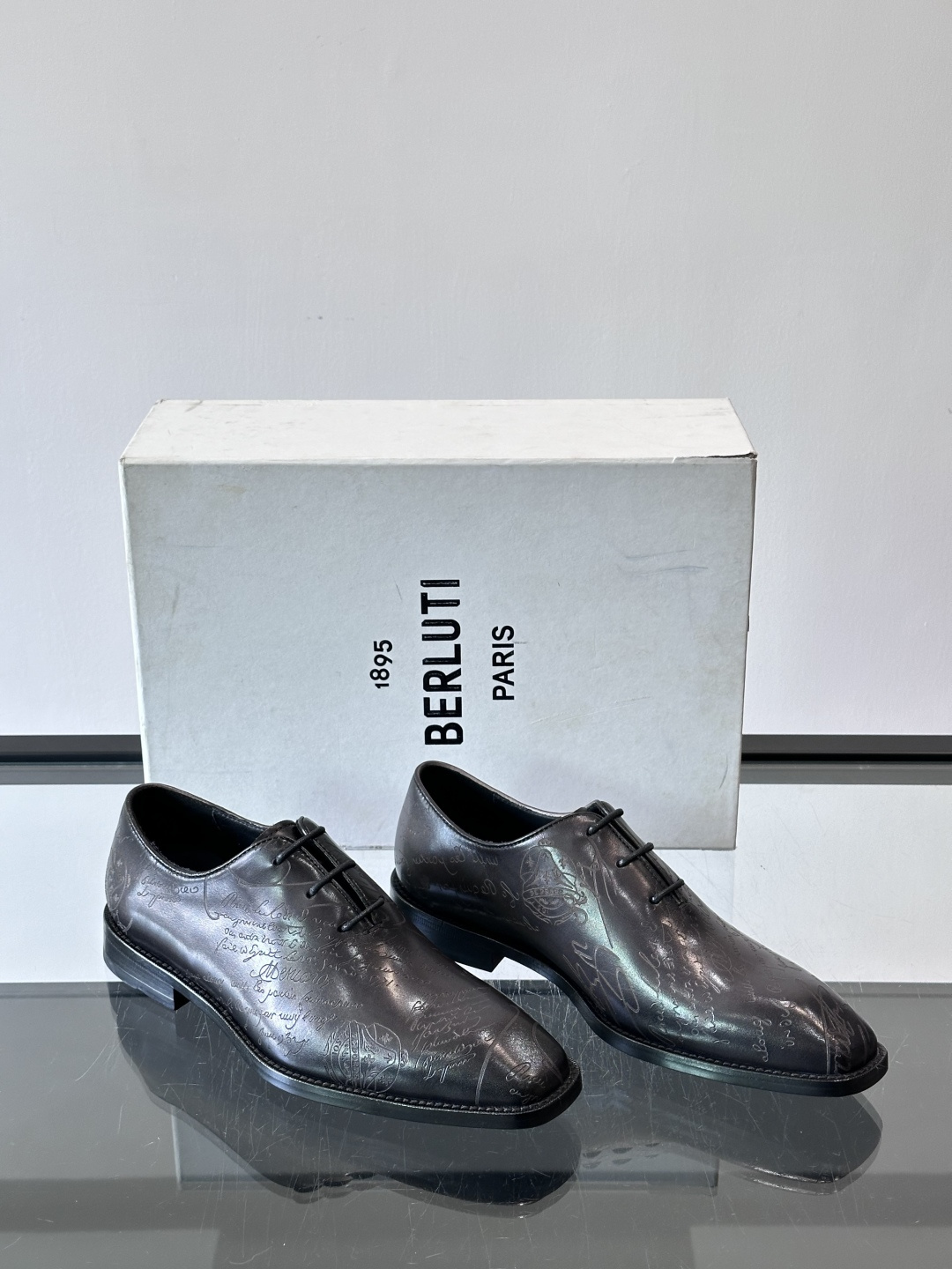 🖤Bur布鲁提这款男士商务皮鞋。真皮材质，质感细腻又耐用。经典系带+尖头，商务正式场合超适合！真皮大底，