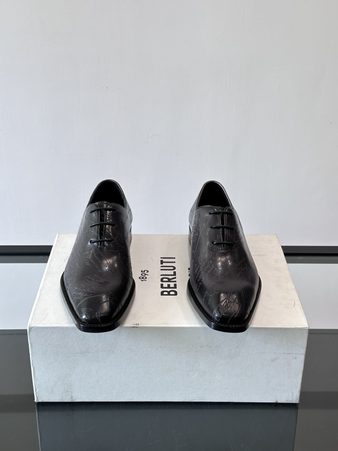 🖤Bur布鲁提这款男士商务皮鞋。真皮材质，质感细腻又耐用。经典系带+尖头，商务正式场合超适合！真皮大底，