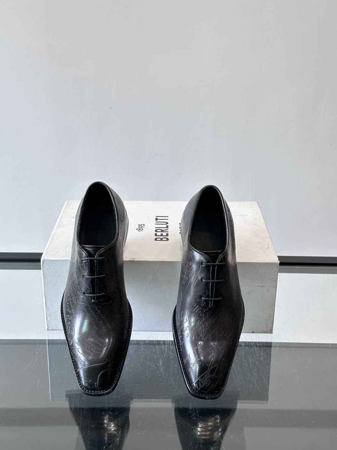 🖤Bur布鲁提这款男士商务皮鞋。真皮材质，质感细腻又耐用。经典系带+尖头，商务正式场合超适合！真皮大底，