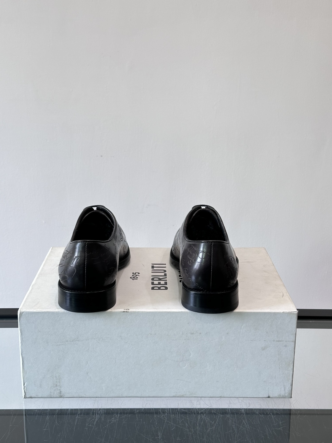 🖤Bur布鲁提这款男士商务皮鞋。真皮材质，质感细腻又耐用。经典系带+尖头，商务正式场合超适合！真皮大底，