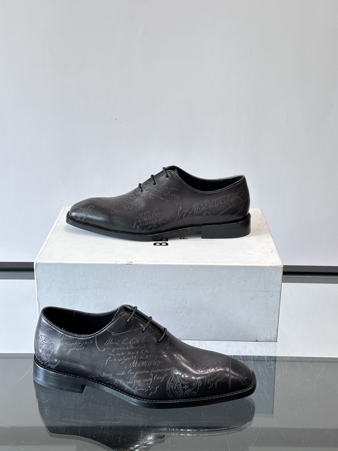 🖤Bur布鲁提这款男士商务皮鞋。真皮材质，质感细腻又耐用。经典系带+尖头，商务正式场合超适合！真皮大底，