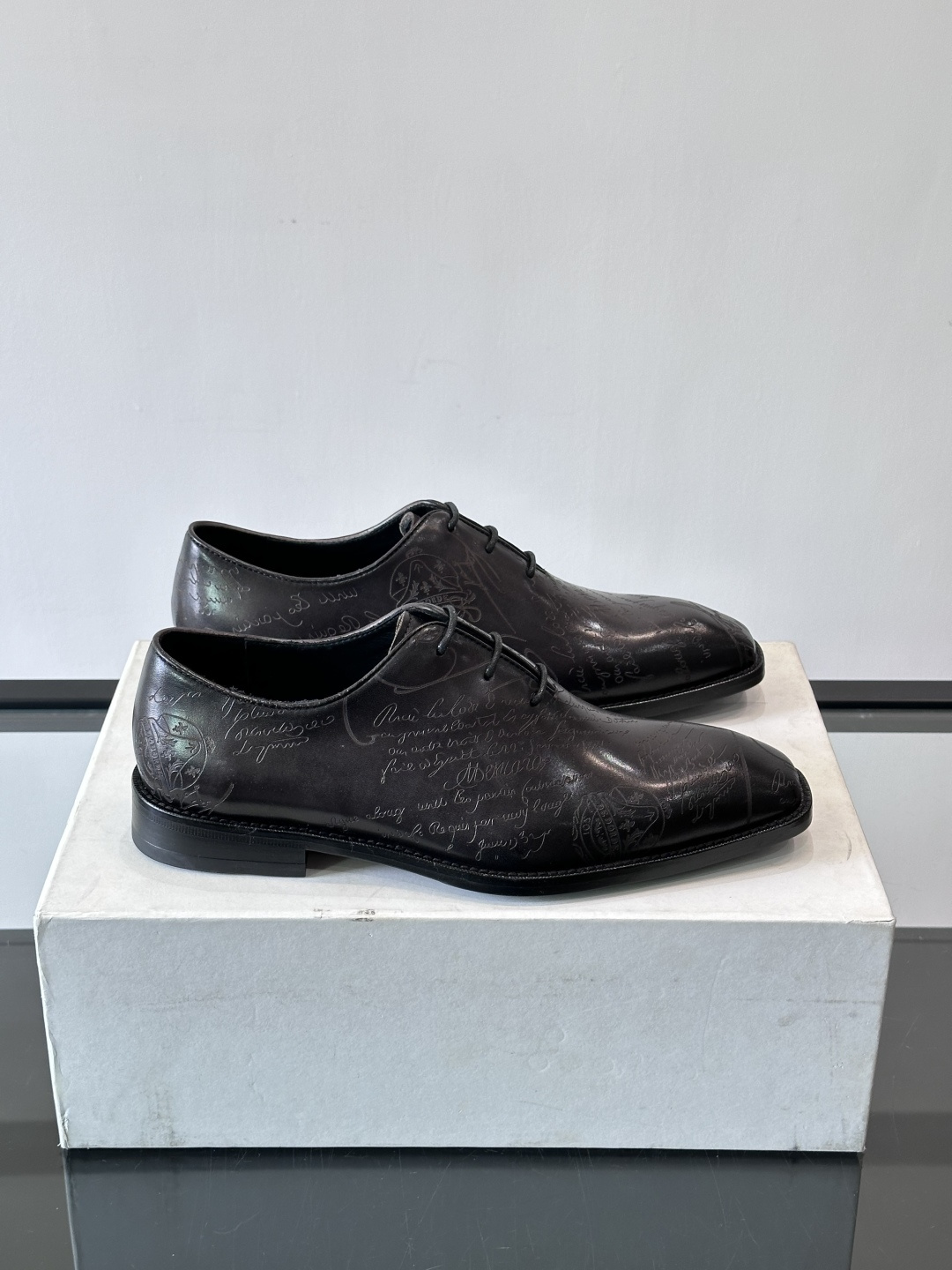 🖤Bur布鲁提这款男士商务皮鞋。真皮材质，质感细腻又耐用。经典系带+尖头，商务正式场合超适合！真皮大底，