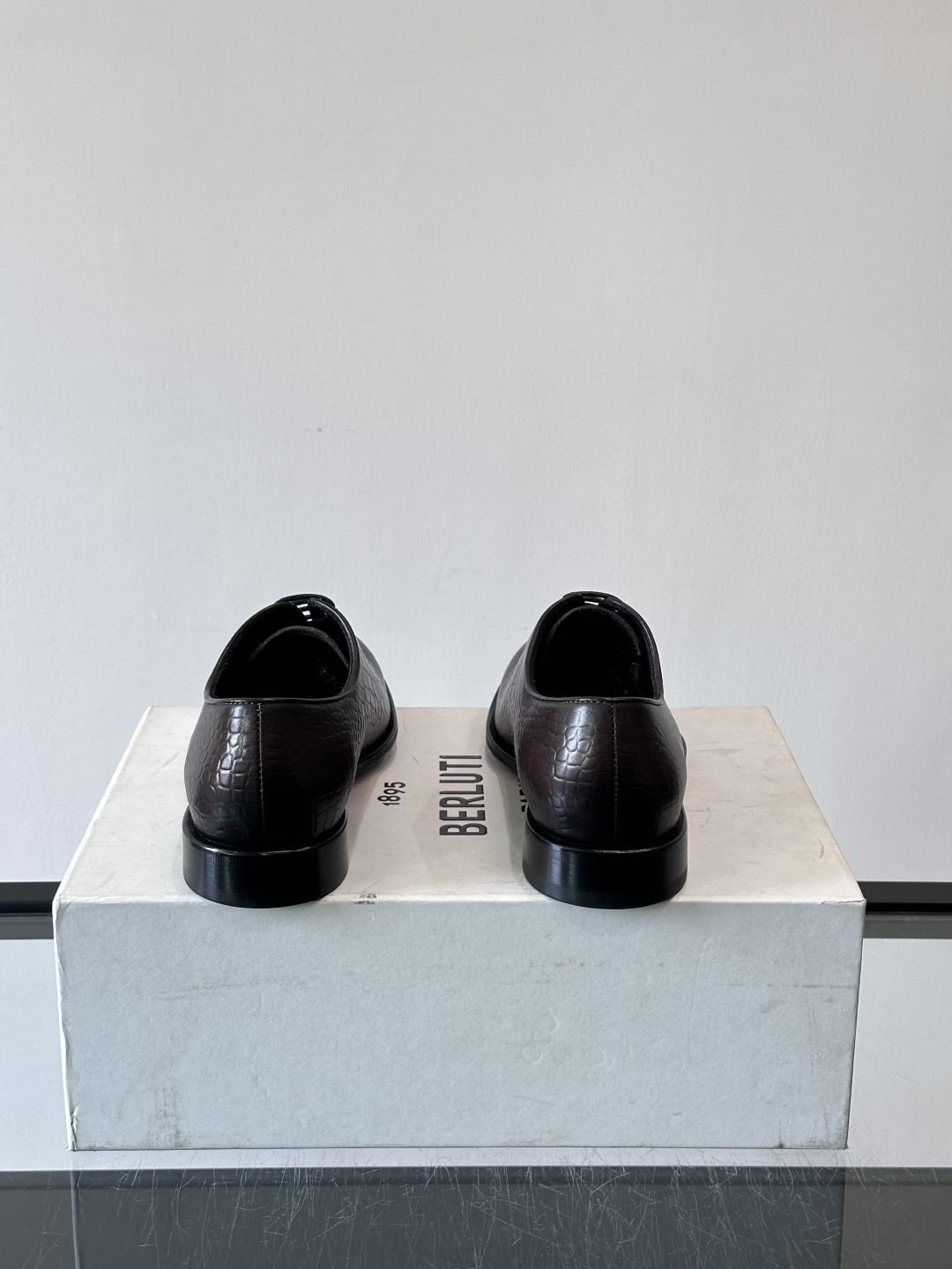 🖤Bur布鲁提这款男士商务皮鞋采用鳄鱼纹设计，真皮材质，质感细腻又耐用。经典系带+尖头，商务正式场合超适