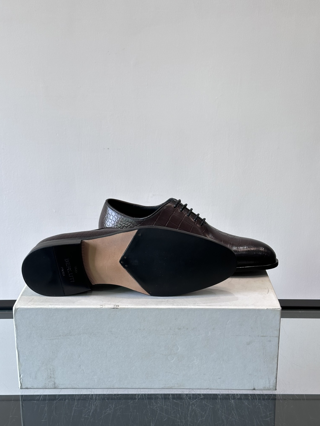 🖤Bur布鲁提这款男士商务皮鞋采用鳄鱼纹设计，真皮材质，质感细腻又耐用。经典系带+尖头，商务正式场合超适