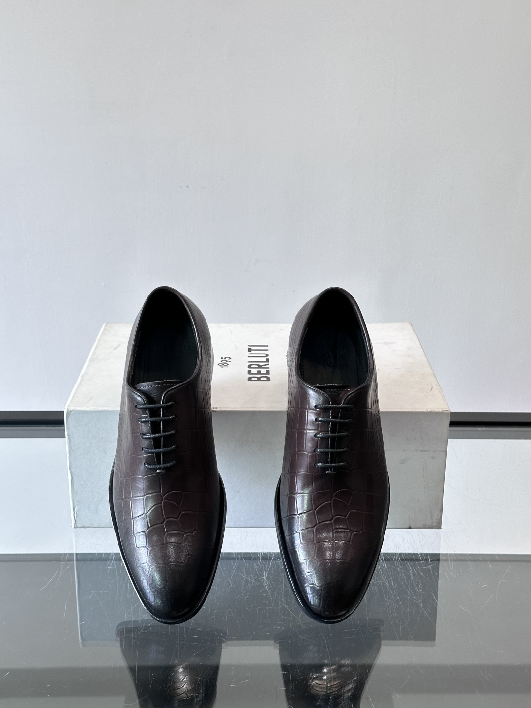 🖤Bur布鲁提这款男士商务皮鞋采用鳄鱼纹设计，真皮材质，质感细腻又耐用。经典系带+尖头，商务正式场合超适