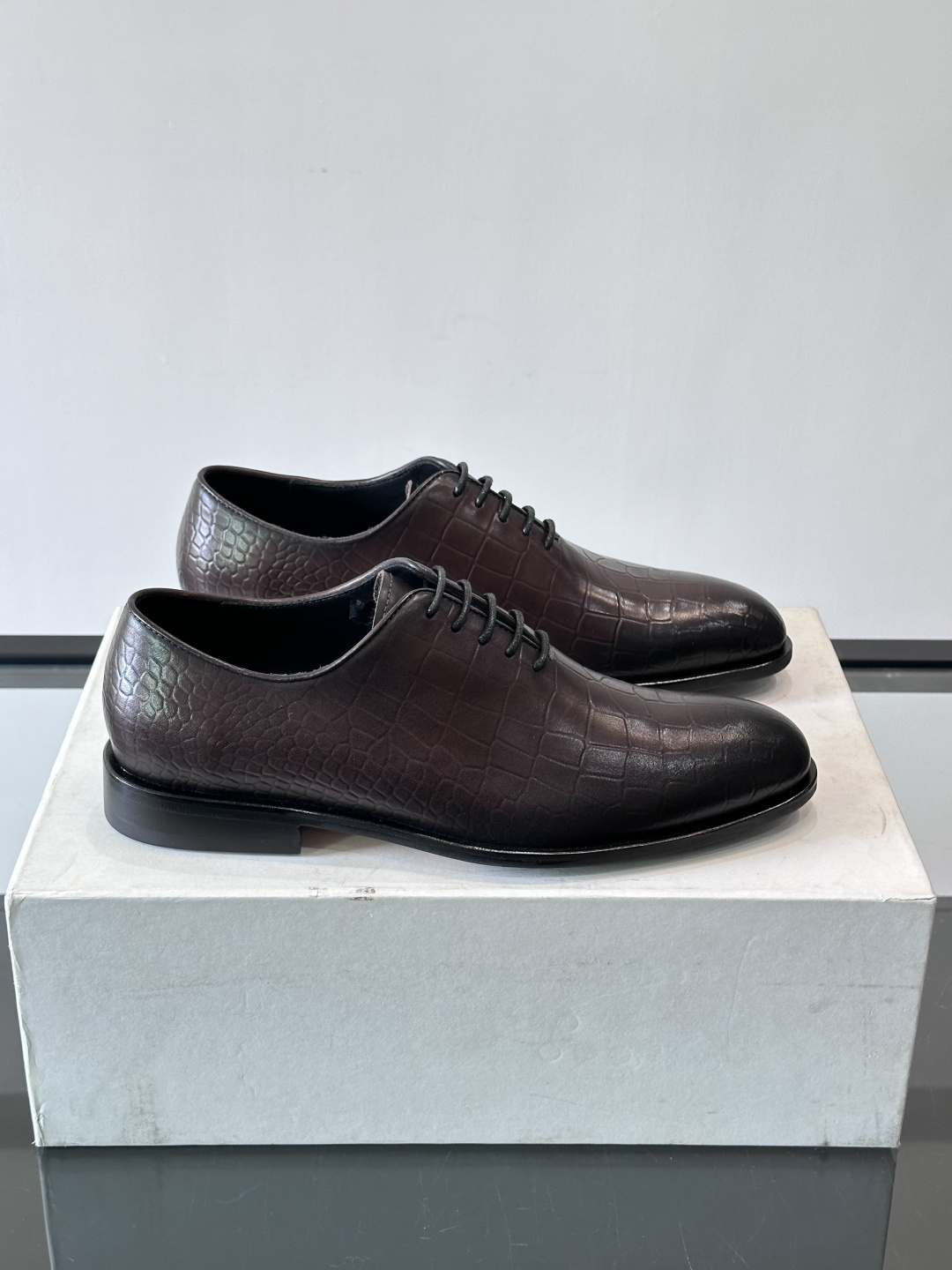 🖤Bur布鲁提这款男士商务皮鞋采用鳄鱼纹设计，真皮材质，质感细腻又耐用。经典系带+尖头，商务正式场合超适