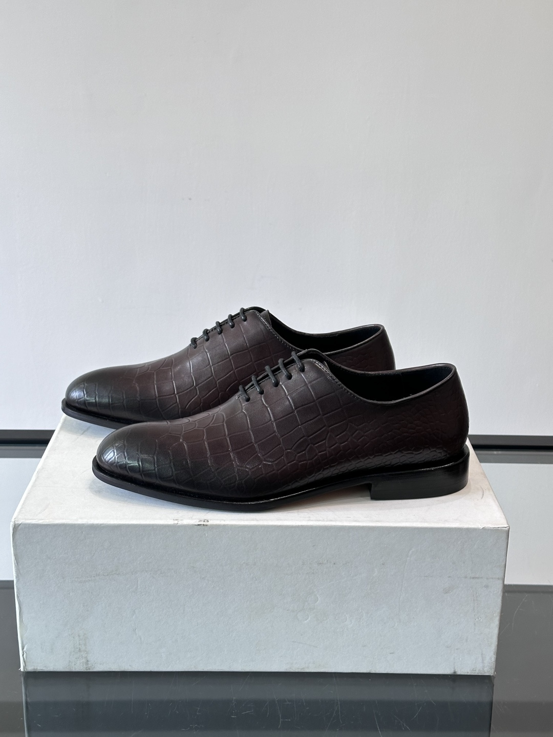 🖤Bur布鲁提这款男士商务皮鞋采用鳄鱼纹设计，真皮材质，质感细腻又耐用。经典系带+尖头，商务正式场合超适