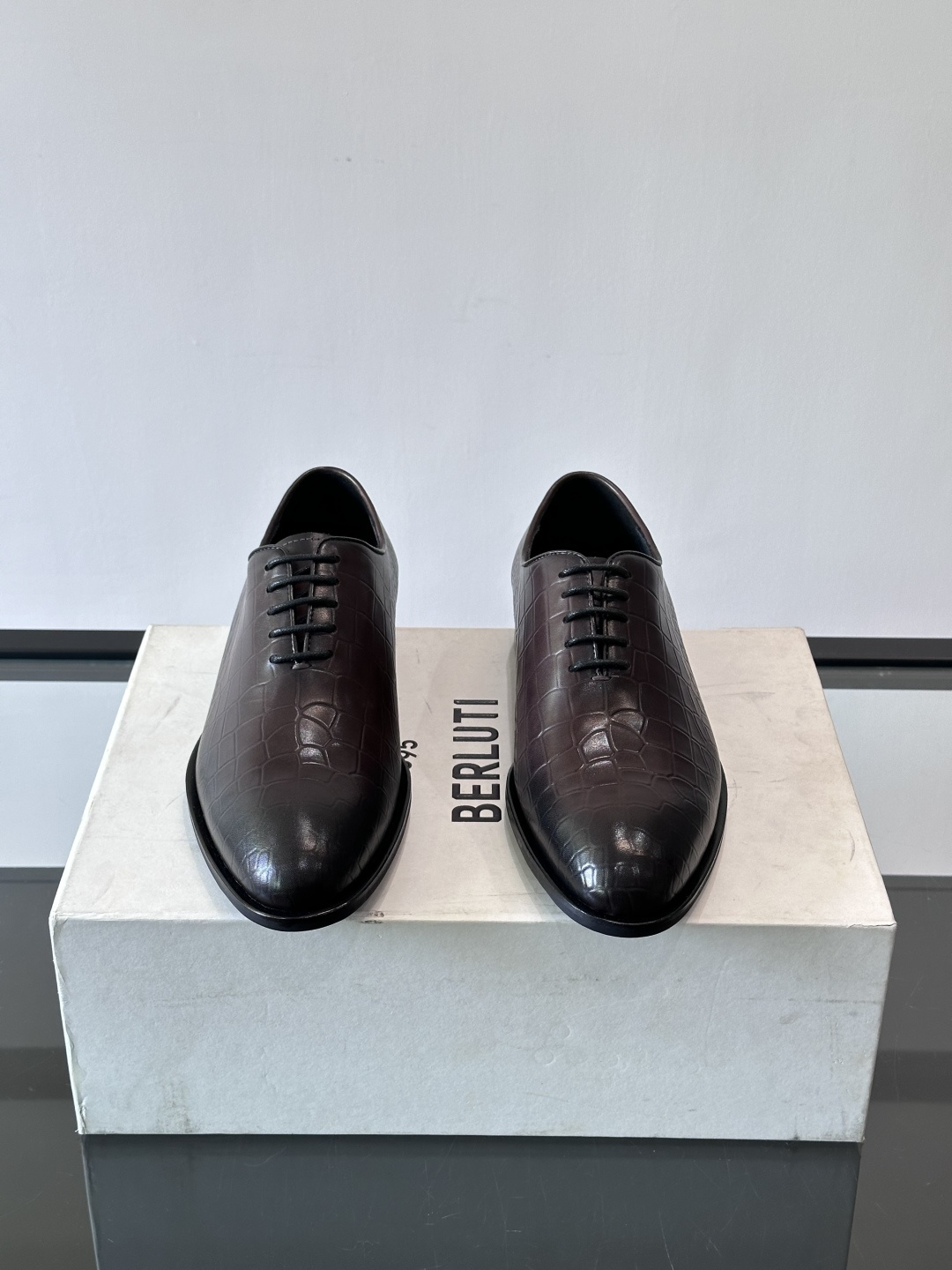 🖤Bur布鲁提这款男士商务皮鞋采用鳄鱼纹设计，真皮材质，质感细腻又耐用。经典系带+尖头，商务正式场合超适