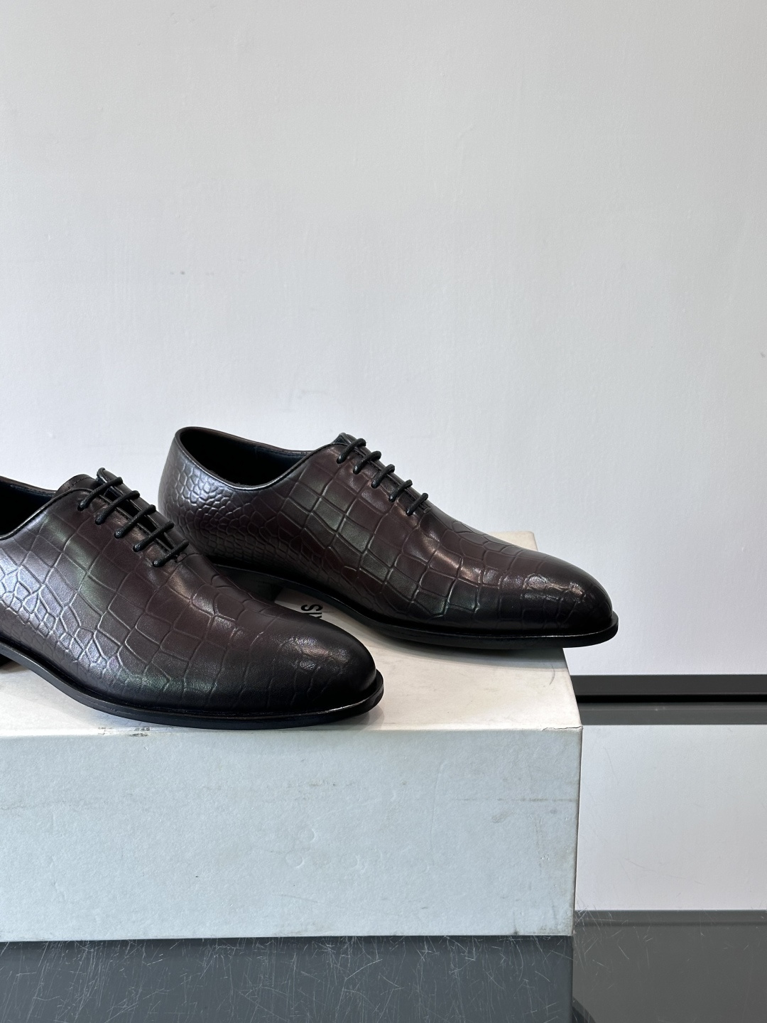 🖤Bur布鲁提这款男士商务皮鞋采用鳄鱼纹设计，真皮材质，质感细腻又耐用。经典系带+尖头，商务正式场合超适