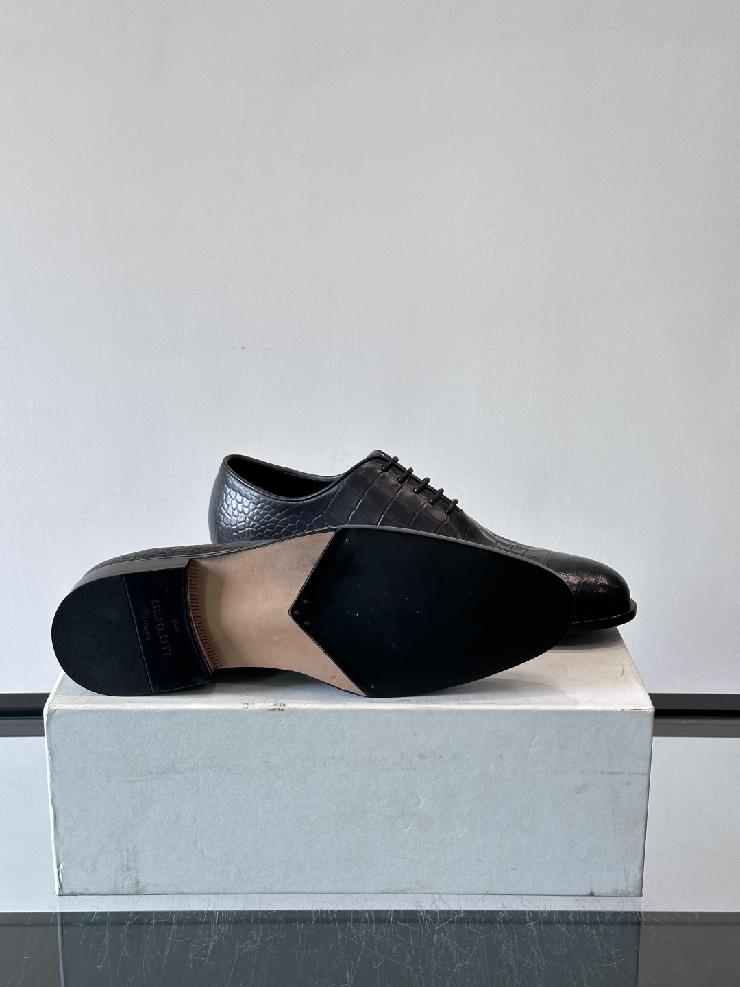 🖤Bur布鲁提这款男士商务皮鞋采用鳄鱼纹设计，真皮材质，质感细腻又耐用。经典系带+尖头，商务正式场合超适