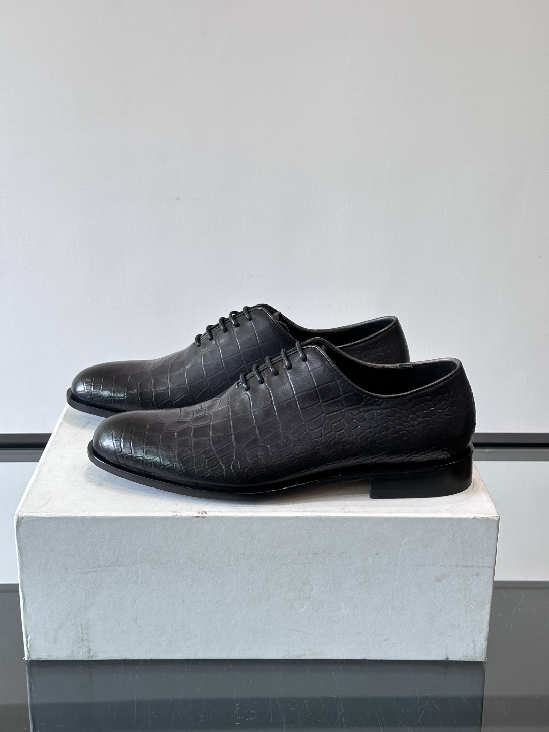 🖤Bur布鲁提这款男士商务皮鞋采用鳄鱼纹设计，真皮材质，质感细腻又耐用。经典系带+尖头，商务正式场合超适