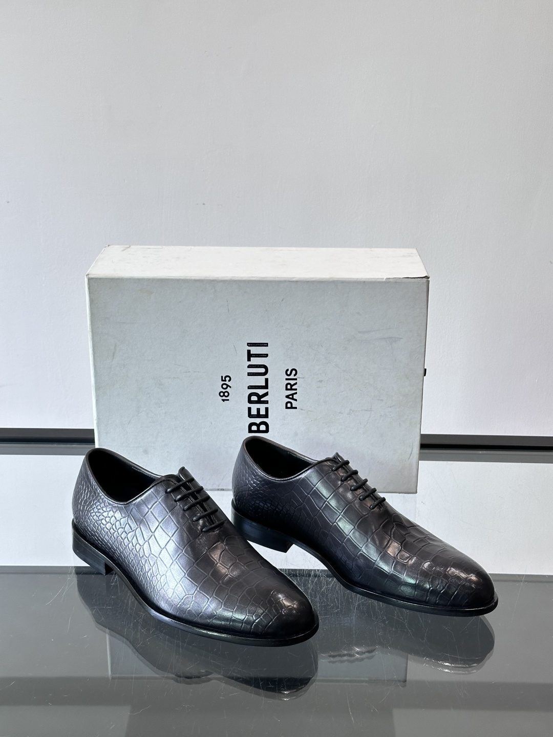 🖤Bur布鲁提这款男士商务皮鞋采用鳄鱼纹设计，真皮材质，质感细腻又耐用。经典系带+尖头，商务正式场合超适