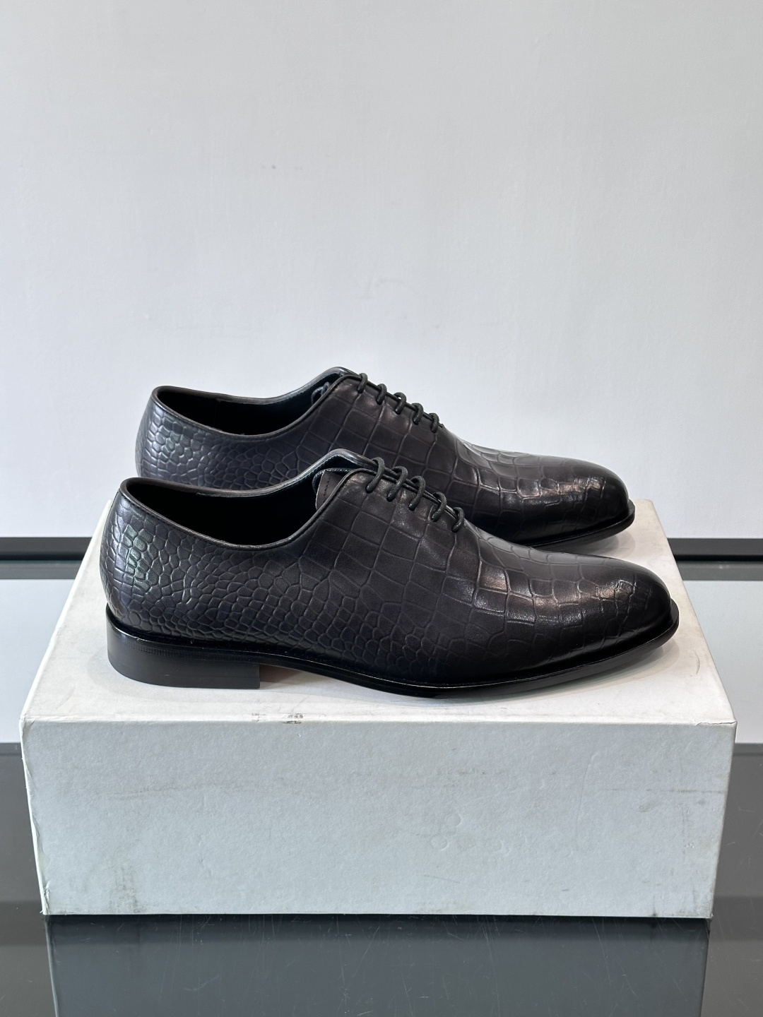 🖤Bur布鲁提这款男士商务皮鞋采用鳄鱼纹设计，真皮材质，质感细腻又耐用。经典系带+尖头，商务正式场合超适