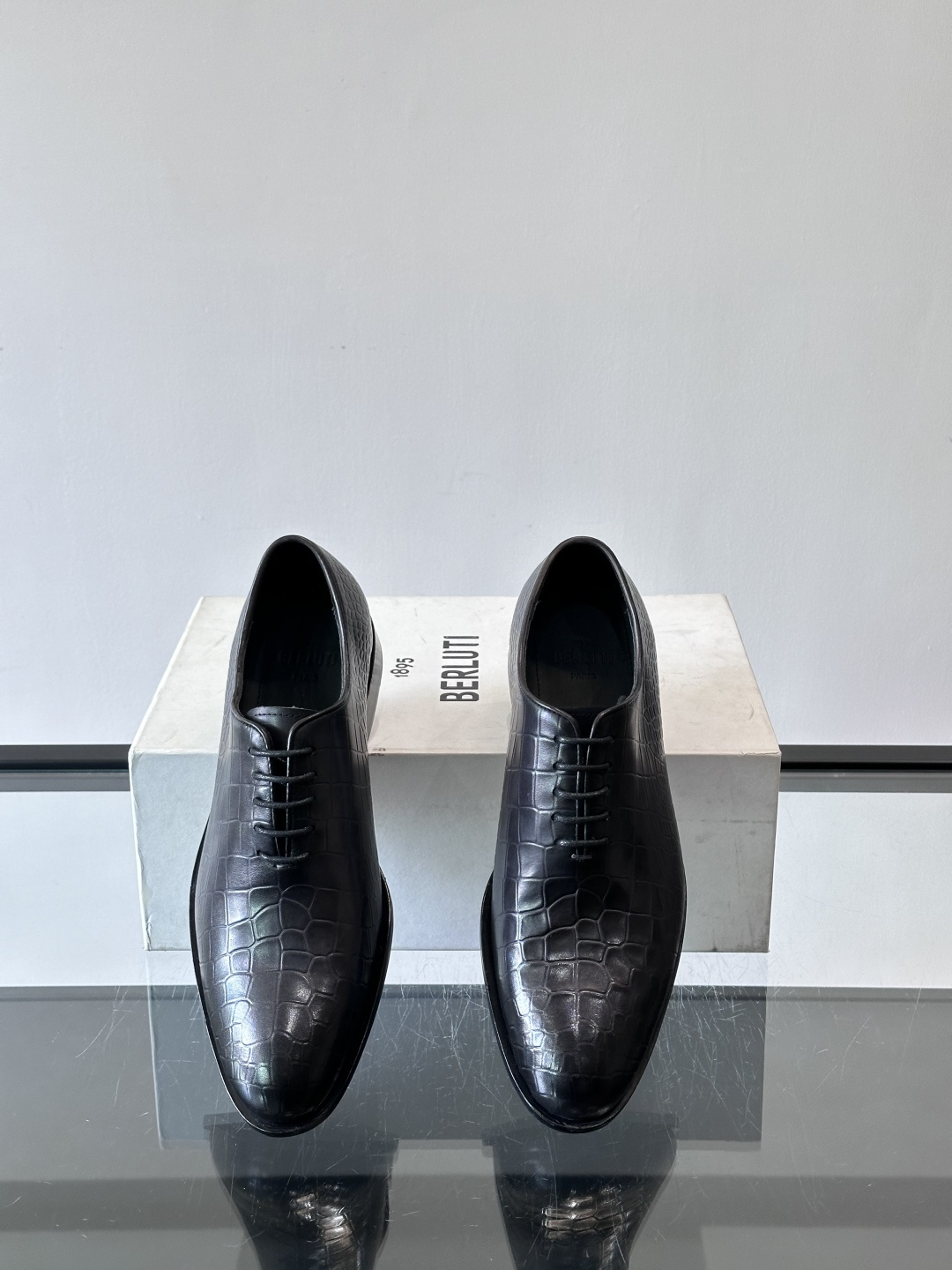 🖤Bur布鲁提这款男士商务皮鞋采用鳄鱼纹设计，真皮材质，质感细腻又耐用。经典系带+尖头，商务正式场合超适