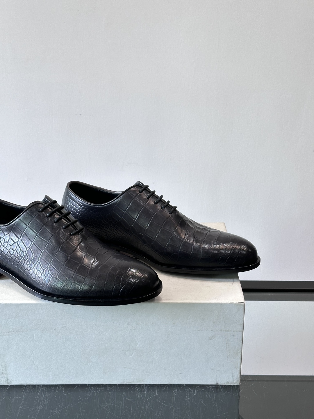 🖤Bur布鲁提这款男士商务皮鞋采用鳄鱼纹设计，真皮材质，质感细腻又耐用。经典系带+尖头，商务正式场合超适