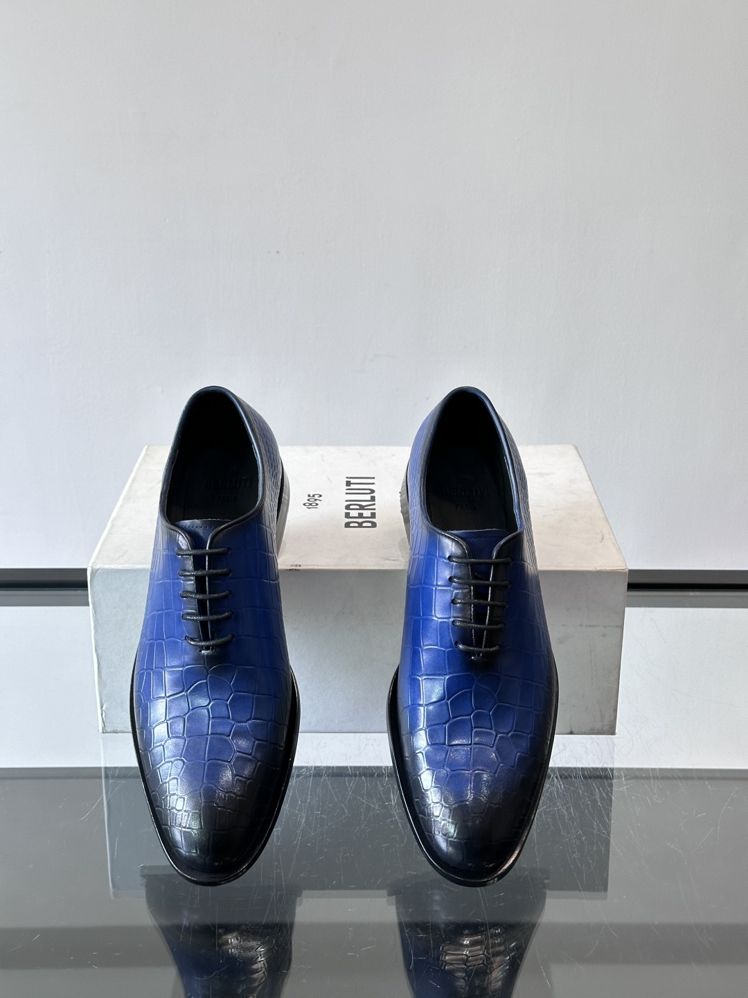 🖤Bur布鲁提这款男士商务皮鞋采用鳄鱼纹设计，真皮材质，质感细腻又耐用。经典系带+尖头，商务正式场合超适