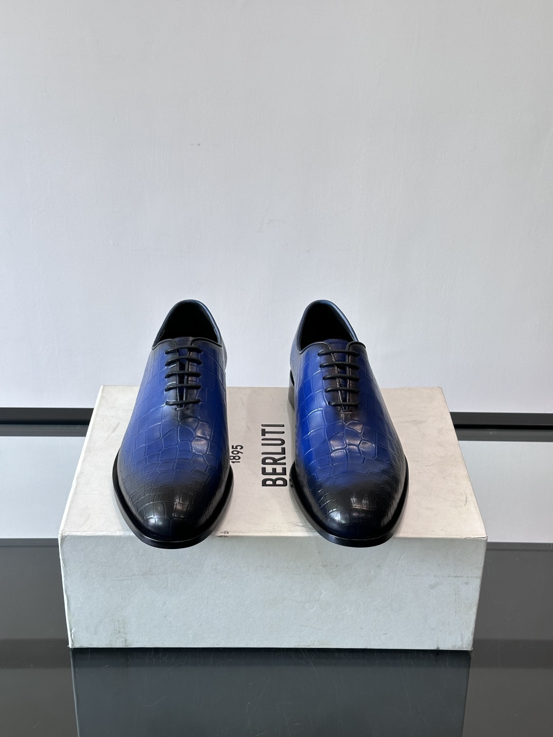 🖤Bur布鲁提这款男士商务皮鞋采用鳄鱼纹设计，真皮材质，质感细腻又耐用。经典系带+尖头，商务正式场合超适