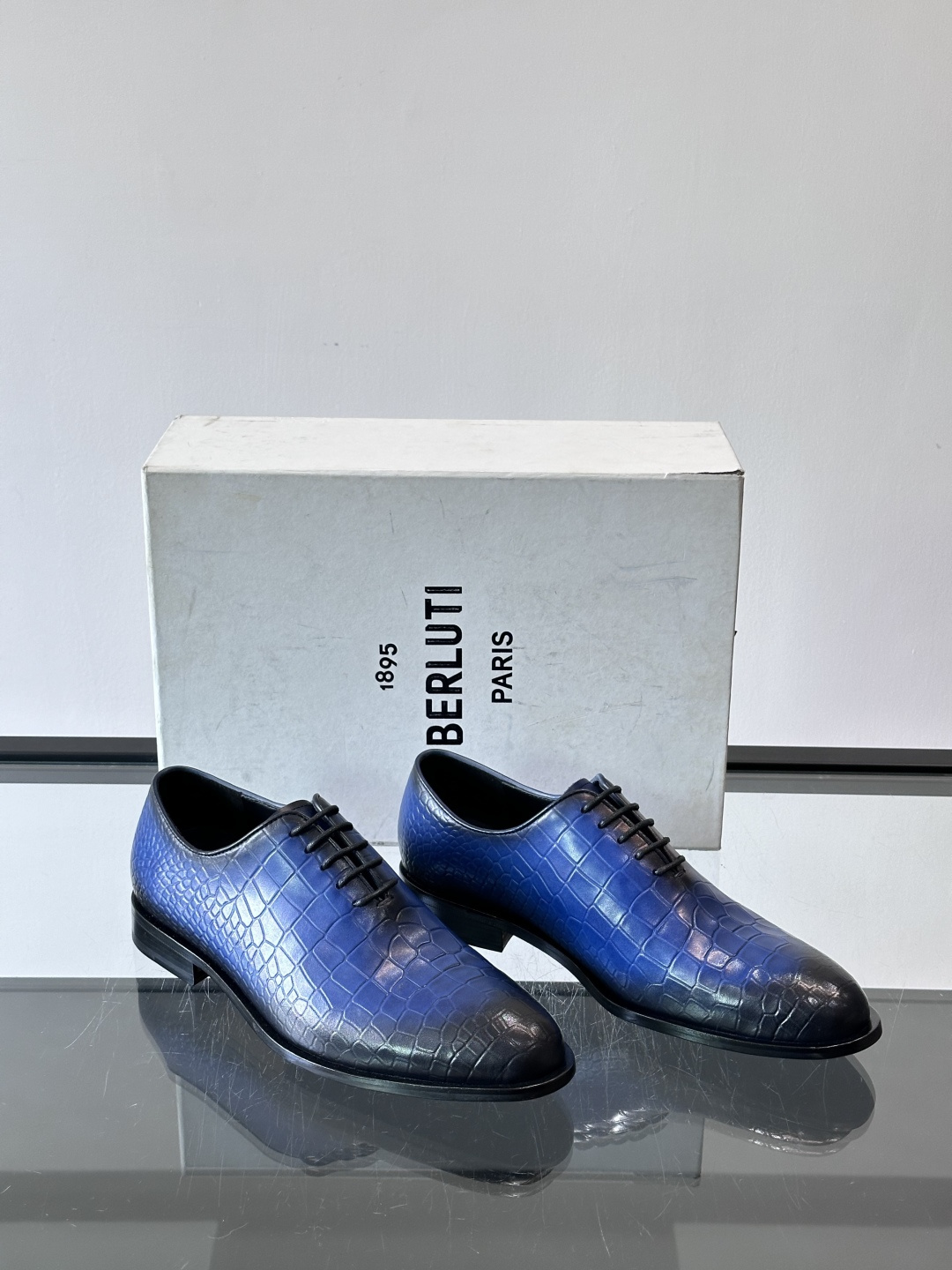 🖤Bur布鲁提这款男士商务皮鞋采用鳄鱼纹设计，真皮材质，质感细腻又耐用。经典系带+尖头，商务正式场合超适