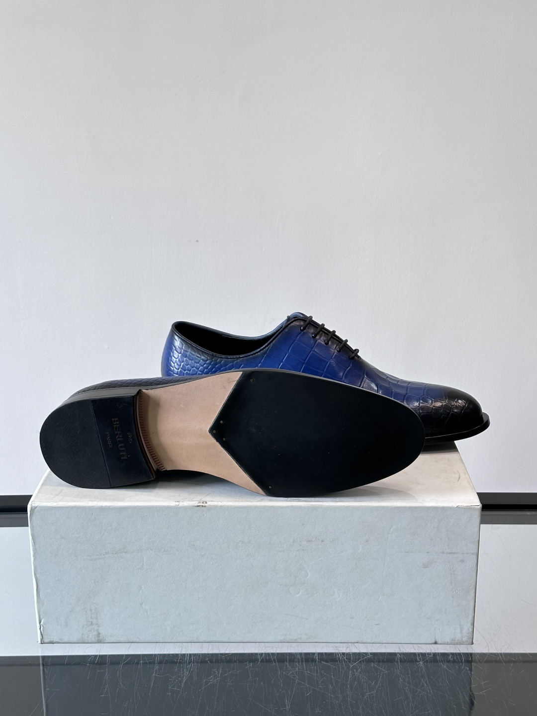 🖤Bur布鲁提这款男士商务皮鞋采用鳄鱼纹设计，真皮材质，质感细腻又耐用。经典系带+尖头，商务正式场合超适