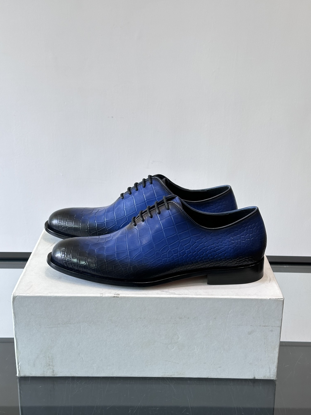 🖤Bur布鲁提这款男士商务皮鞋采用鳄鱼纹设计，真皮材质，质感细腻又耐用。经典系带+尖头，商务正式场合超适