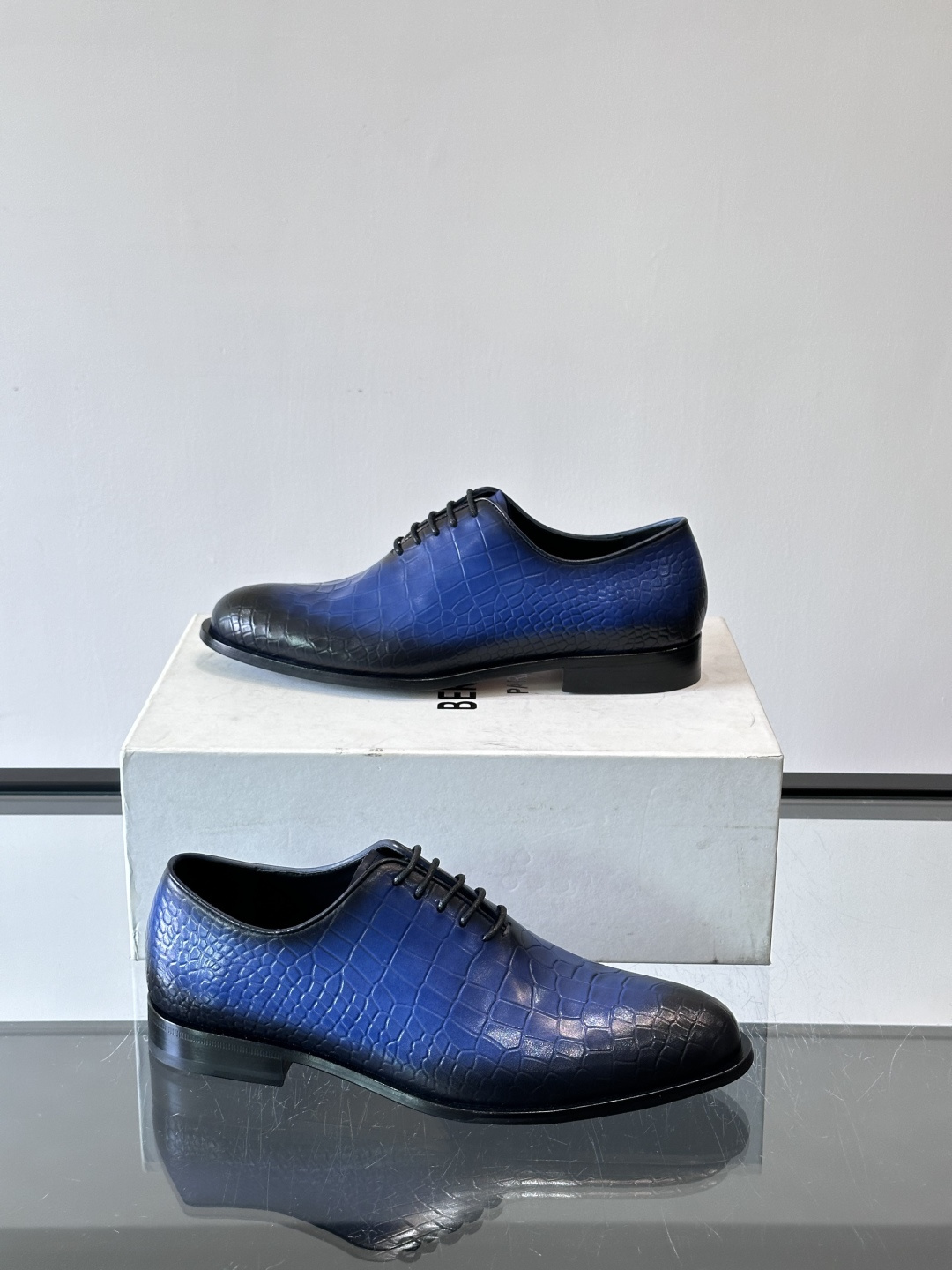 🖤Bur布鲁提这款男士商务皮鞋采用鳄鱼纹设计，真皮材质，质感细腻又耐用。经典系带+尖头，商务正式场合超适
