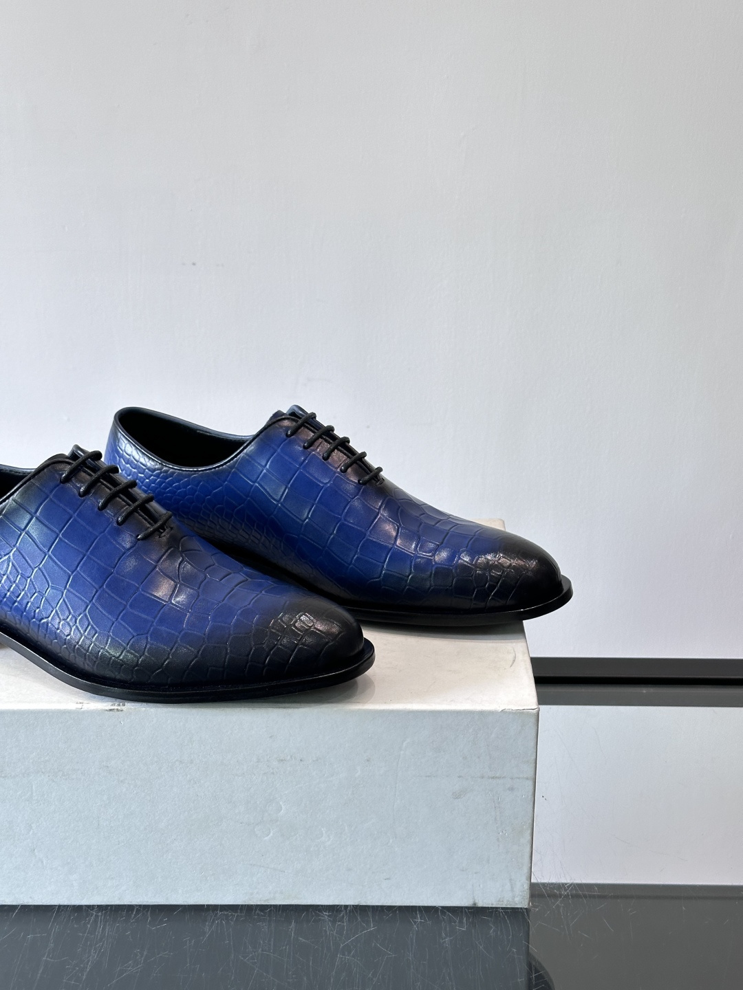 🖤Bur布鲁提这款男士商务皮鞋采用鳄鱼纹设计，真皮材质，质感细腻又耐用。经典系带+尖头，商务正式场合超适