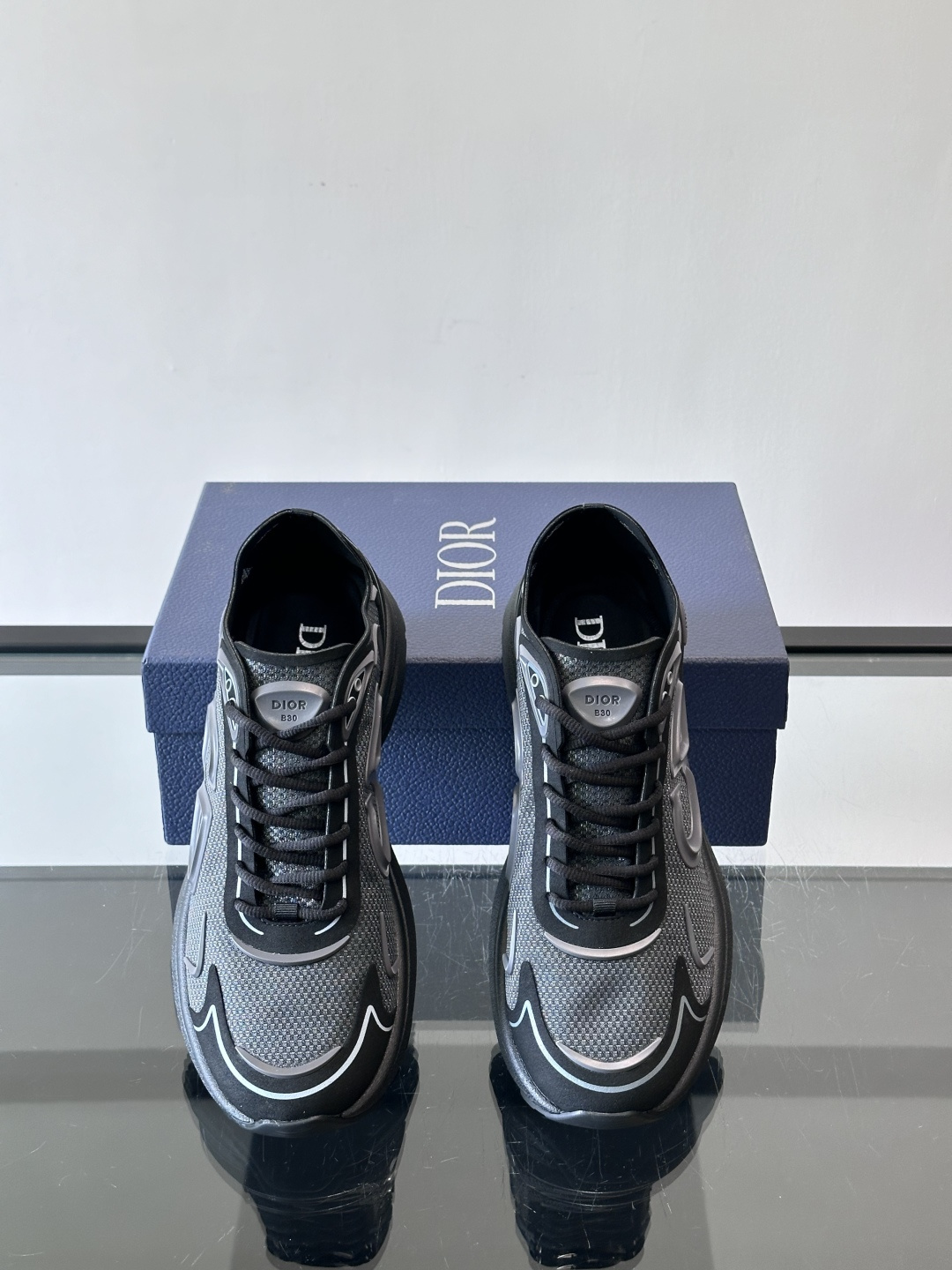 👟Dior B30 Countdown Tech运动鞋，采用多层透明尼龙+网布拼接，透气又有未来感✨。鞋