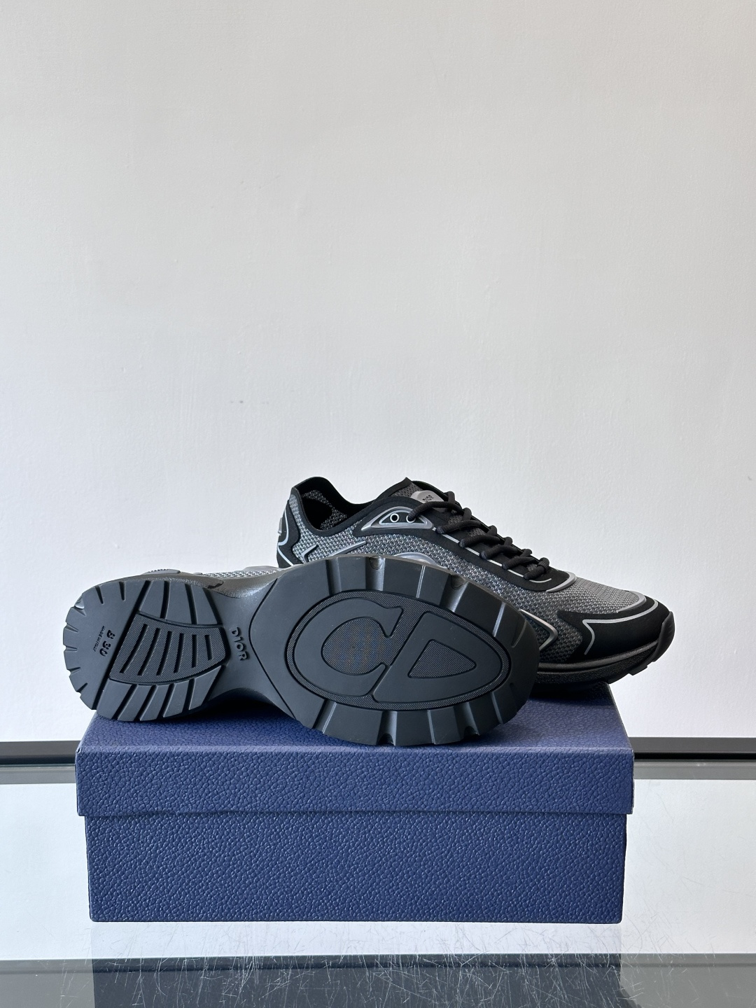 👟Dior B30 Countdown Tech运动鞋，采用多层透明尼龙+网布拼接，透气又有未来感✨。鞋