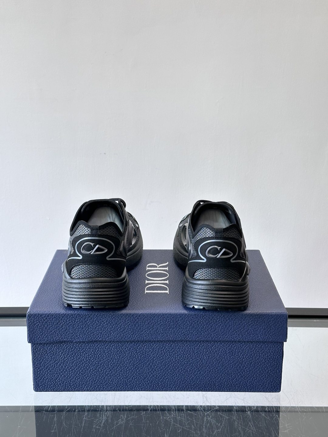 👟Dior B30 Countdown Tech运动鞋，采用多层透明尼龙+网布拼接，透气又有未来感✨。鞋