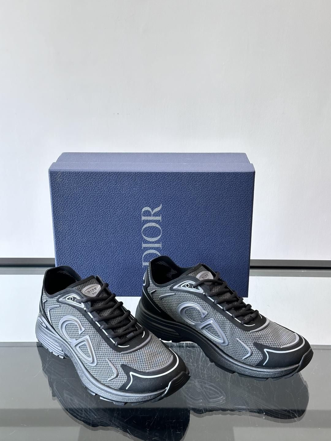 👟Dior B30 Countdown Tech运动鞋，采用多层透明尼龙+网布拼接，透气又有未来感✨。鞋