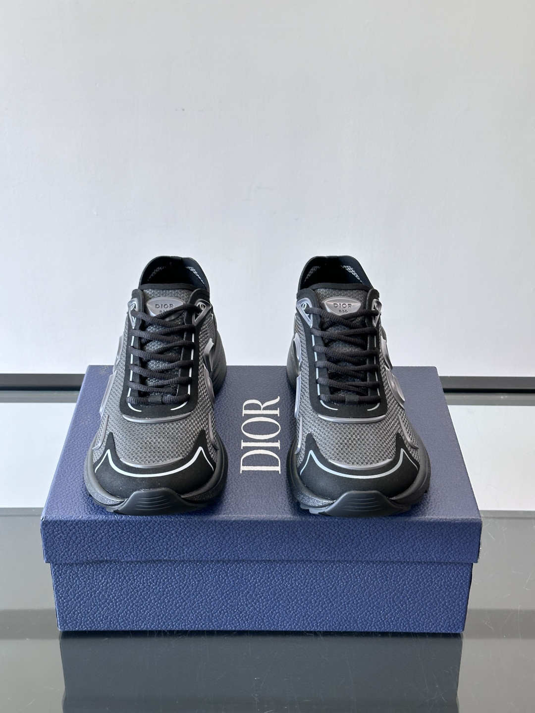 👟Dior B30 Countdown Tech运动鞋，采用多层透明尼龙+网布拼接，透气又有未来感✨。鞋