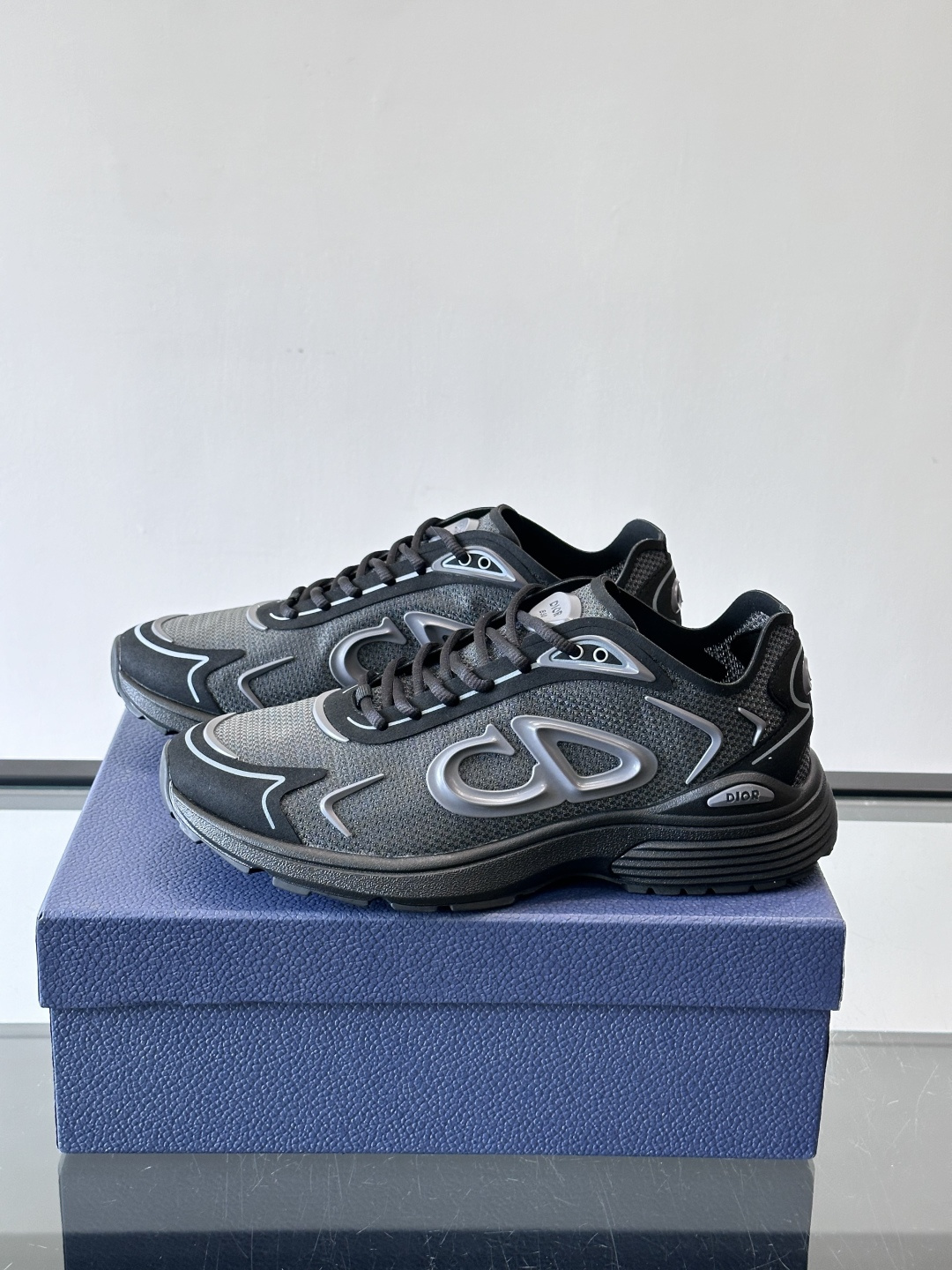 👟Dior B30 Countdown Tech运动鞋，采用多层透明尼龙+网布拼接，透气又有未来感✨。鞋