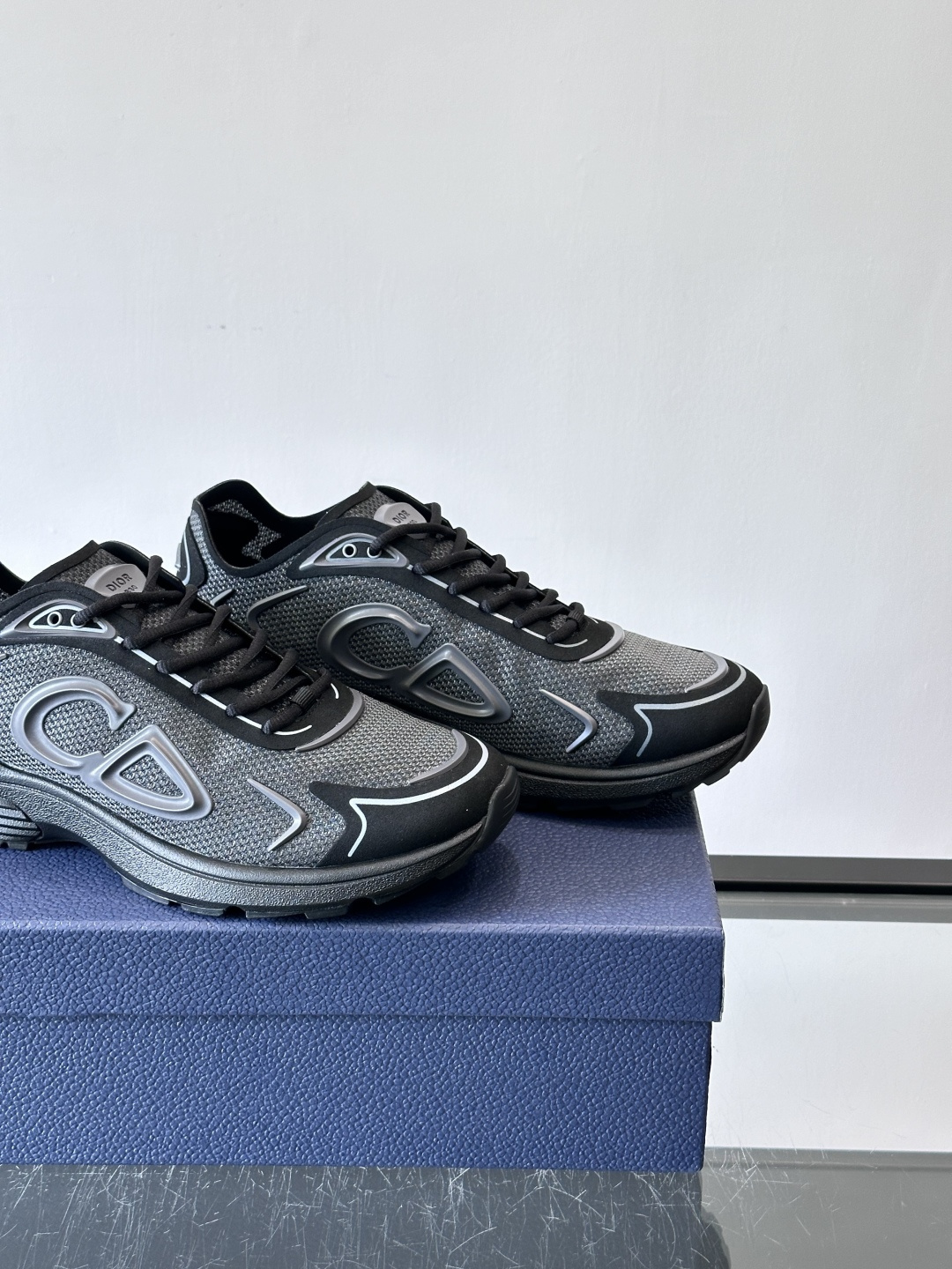 👟Dior B30 Countdown Tech运动鞋，采用多层透明尼龙+网布拼接，透气又有未来感✨。鞋
