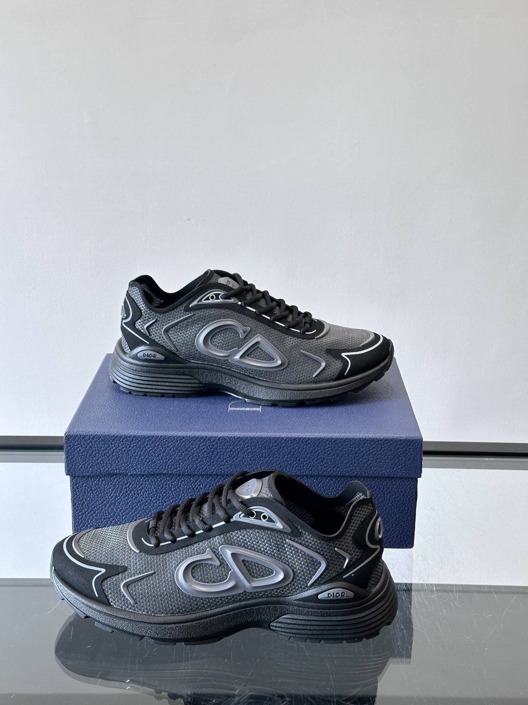 👟Dior B30 Countdown Tech运动鞋，采用多层透明尼龙+网布拼接，透气又有未来感✨。鞋