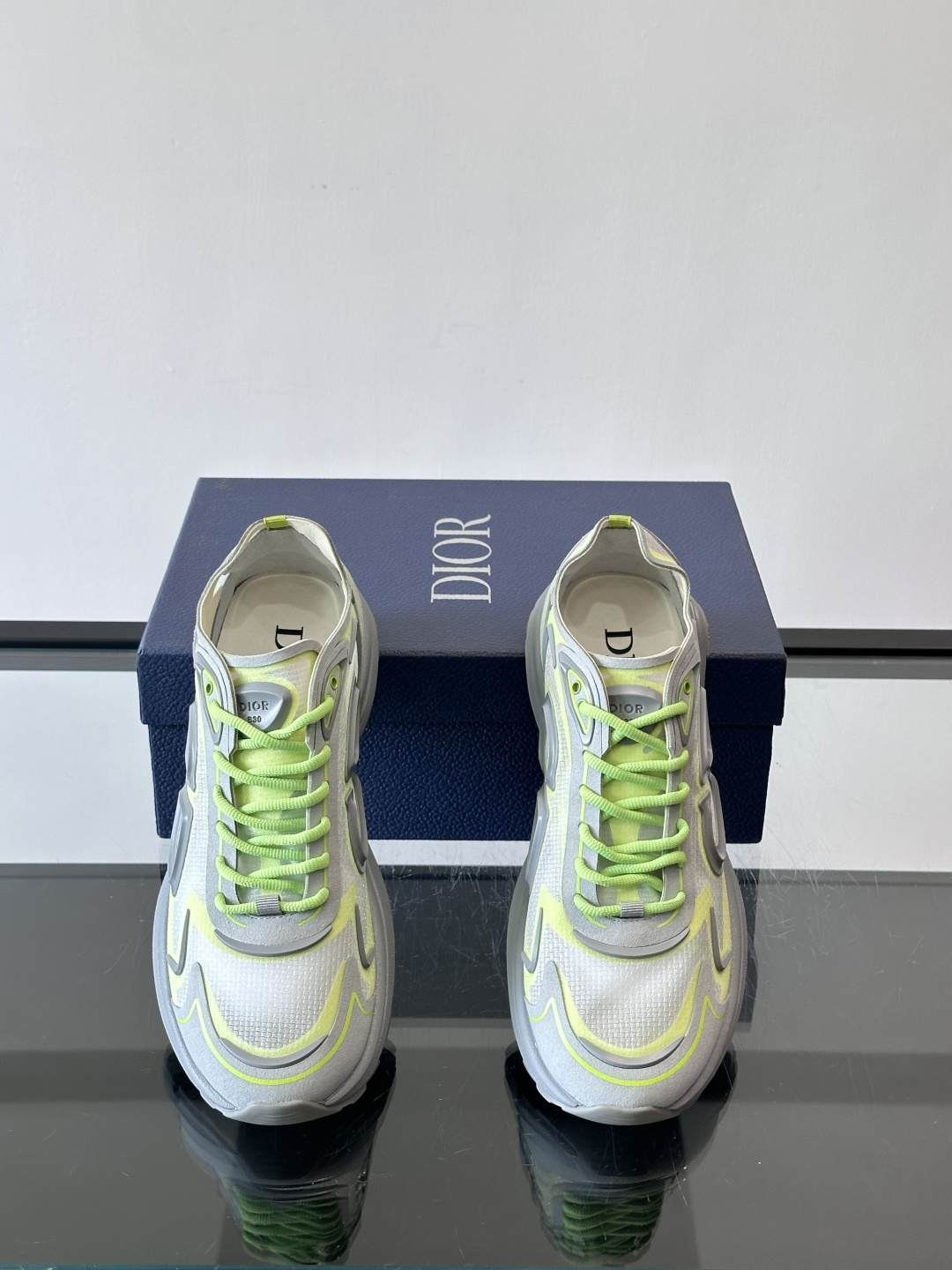 👟Dior B30 Countdown Tech运动鞋，采用多层透明尼龙+网布拼接，透气又有未来感✨。鞋