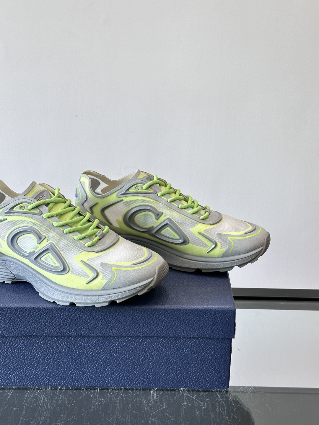 👟Dior B30 Countdown Tech运动鞋，采用多层透明尼龙+网布拼接，透气又有未来感✨。鞋