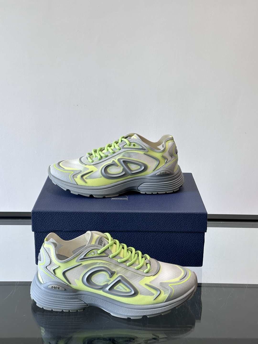 👟Dior B30 Countdown Tech运动鞋，采用多层透明尼龙+网布拼接，透气又有未来感✨。鞋