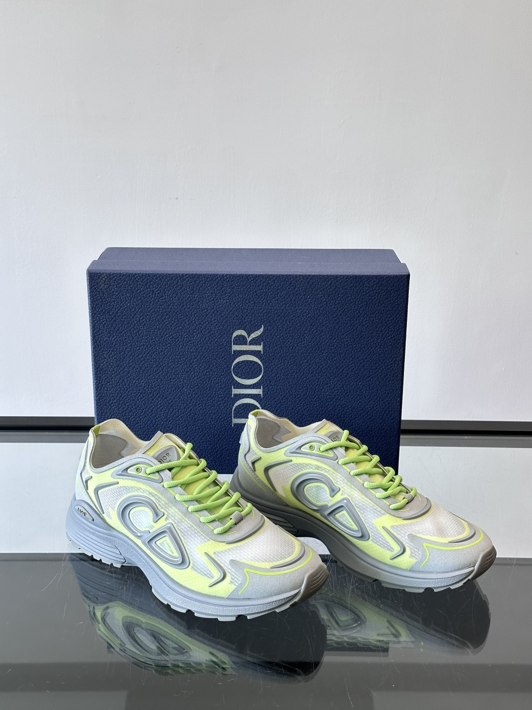 👟Dior B30 Countdown Tech运动鞋，采用多层透明尼龙+网布拼接，透气又有未来感✨。鞋