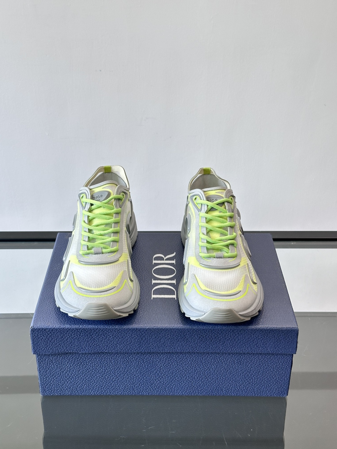 👟Dior B30 Countdown Tech运动鞋，采用多层透明尼龙+网布拼接，透气又有未来感✨。鞋