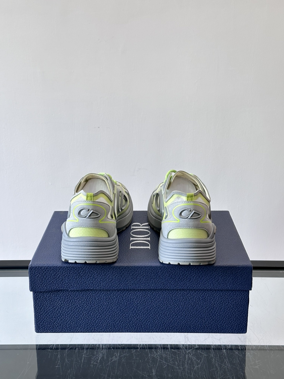 👟Dior B30 Countdown Tech运动鞋，采用多层透明尼龙+网布拼接，透气又有未来感✨。鞋