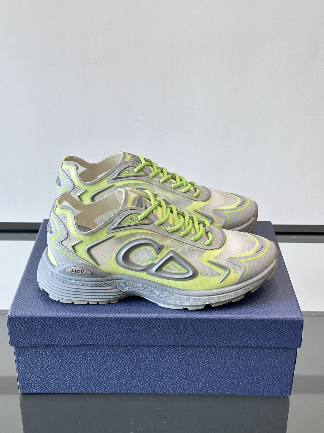 👟Dior B30 Countdown Tech运动鞋，采用多层透明尼龙+网布拼接，透气又有未来感✨。鞋