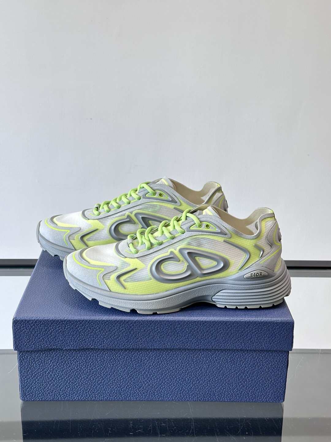 👟Dior B30 Countdown Tech运动鞋，采用多层透明尼龙+网布拼接，透气又有未来感✨。鞋