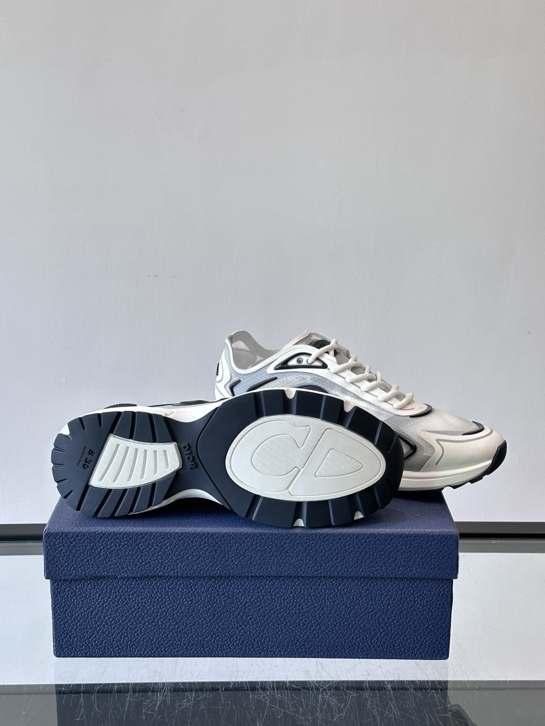👟Dior B30 Countdown Tech运动鞋，采用多层透明尼龙+网布拼接，透气又有未来感✨。鞋
